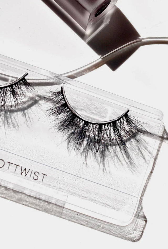 #PLOTTWIST - Betrayal Lashes